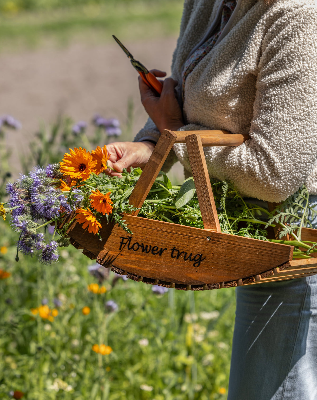 Bloemen oogsten met een houten oogstmand